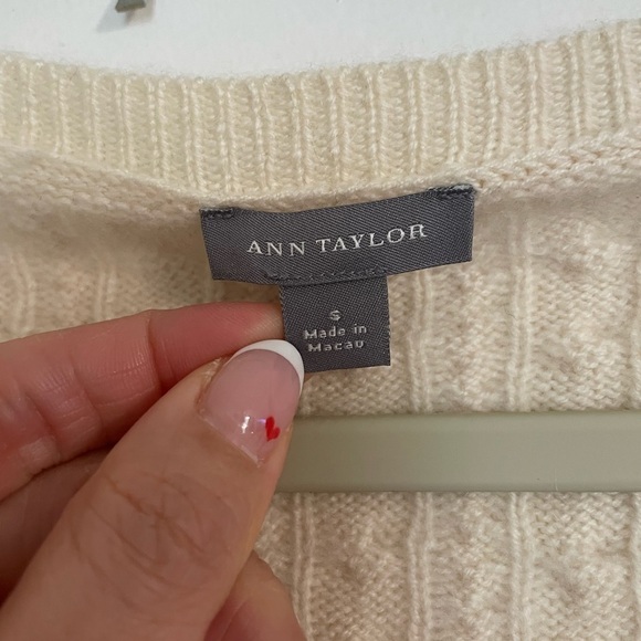Ann Taylor Cream 100% cashmere V-Neck sweater size small - Picture 3 of 8